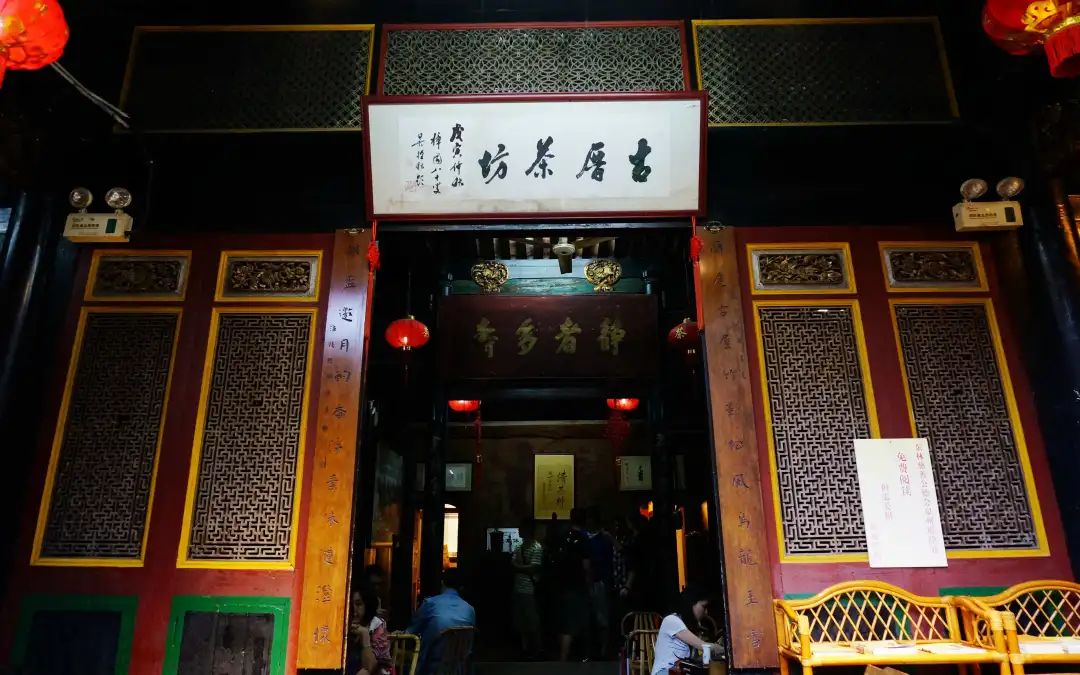 泉州西街古厝茶馆游走街头巷陌,也常见街坊邻居在门前围坐,泡茶闲聊.