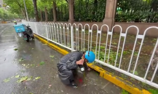 上海一外卖小哥送完餐清理路边多个排水口：“举手之劳的事”