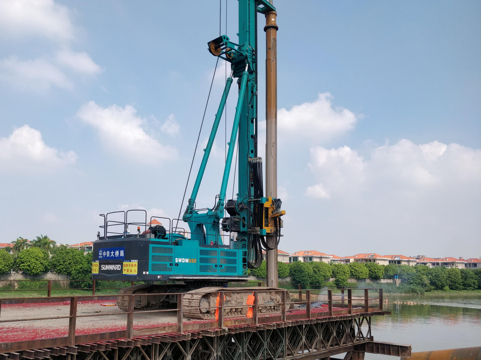 莞番高速8a标首根水中墩桩基顺利开钻