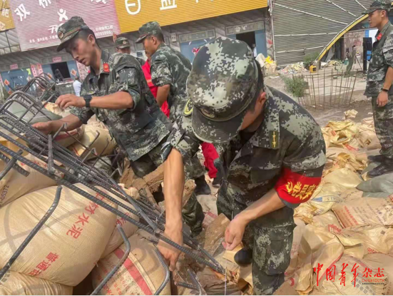 武警官兵正在填充铁笼用于三河口大坝封堵（以下图片均由武警鹤壁支队供图）