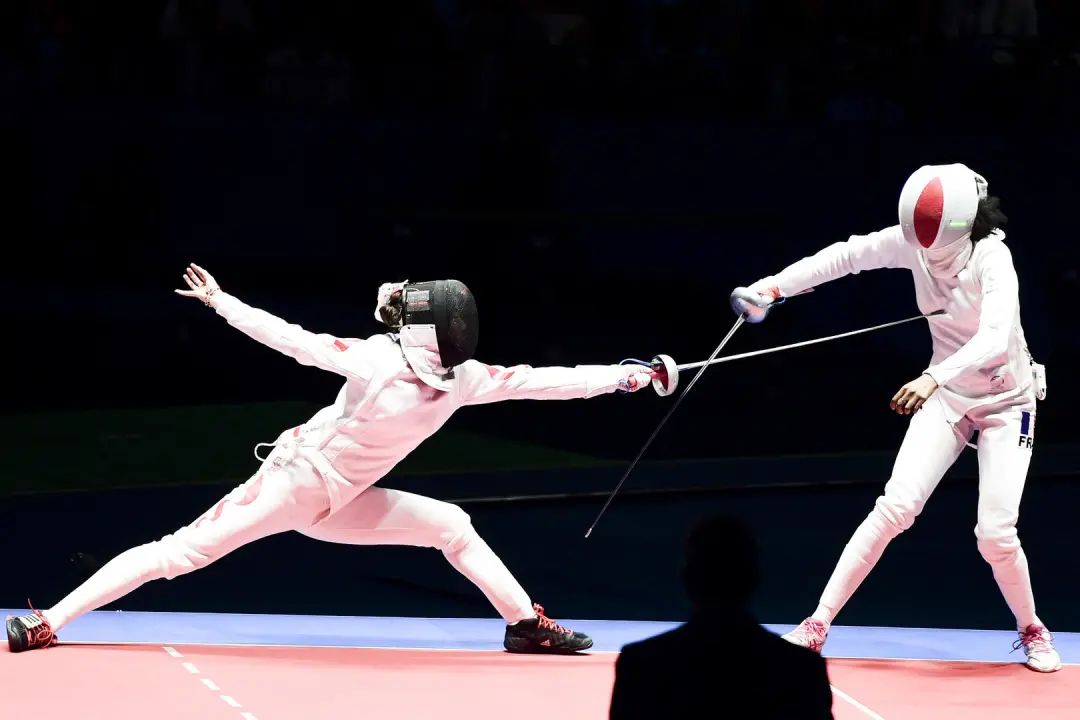 一个月后赶上体校击剑教练到学校挑运动员,就这样她开始了在剑道的"第