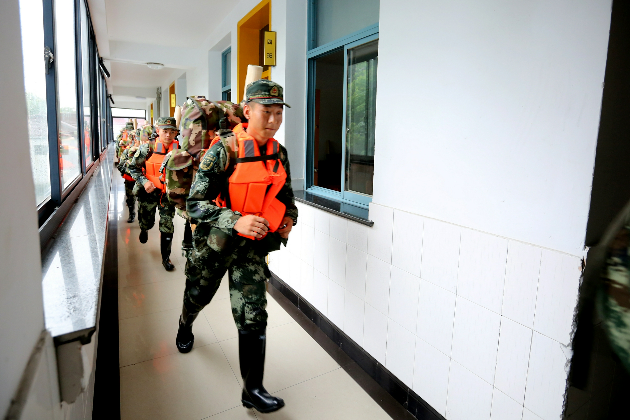 杭州:"烟花"来袭 武警杭州支队做好出动准备