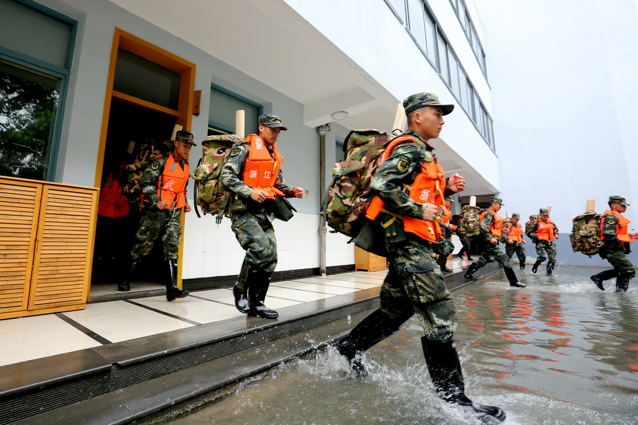 杭州:"烟花"来袭 武警杭州支队做好出动准备