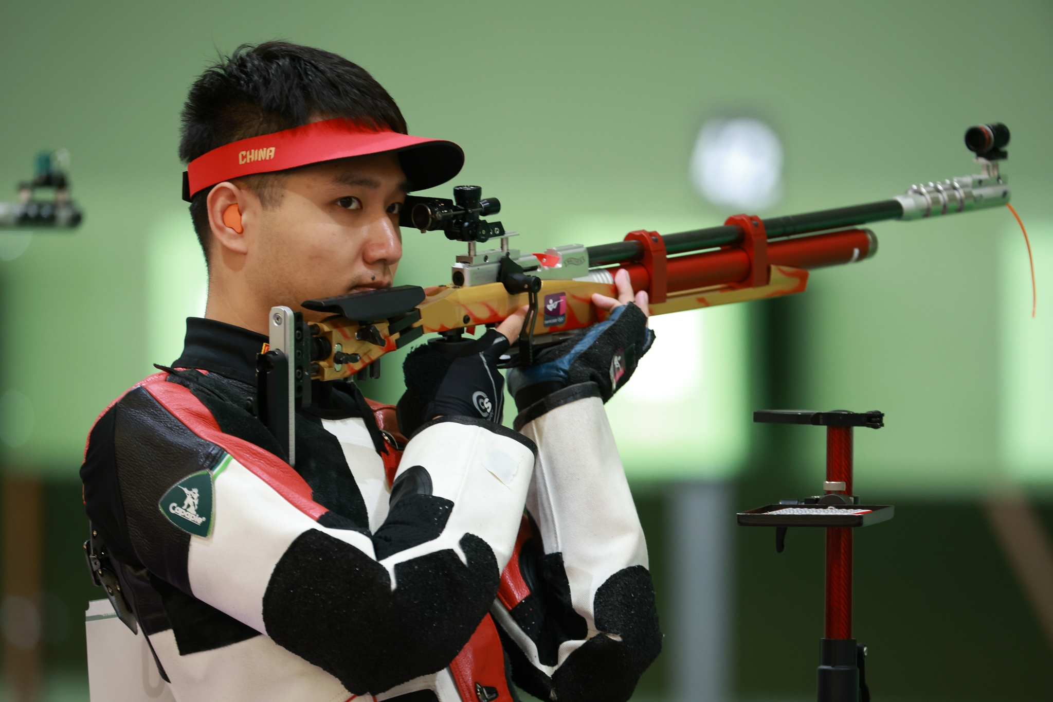 杨皓然夺得射击10米气步枪铜牌，他还为奥运特意改了名字
