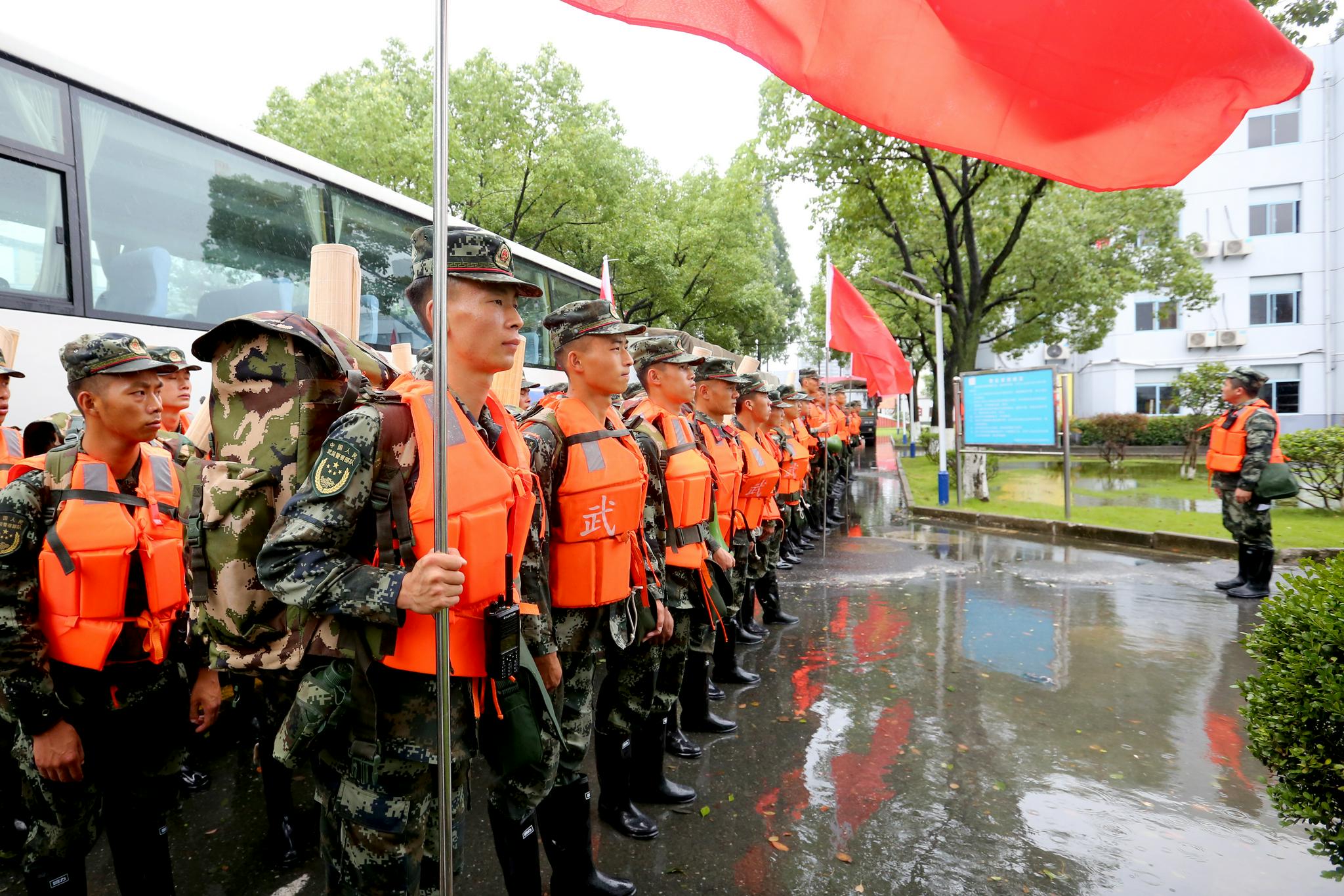 杭州:"烟花"来袭 武警杭州支队做好出动准备