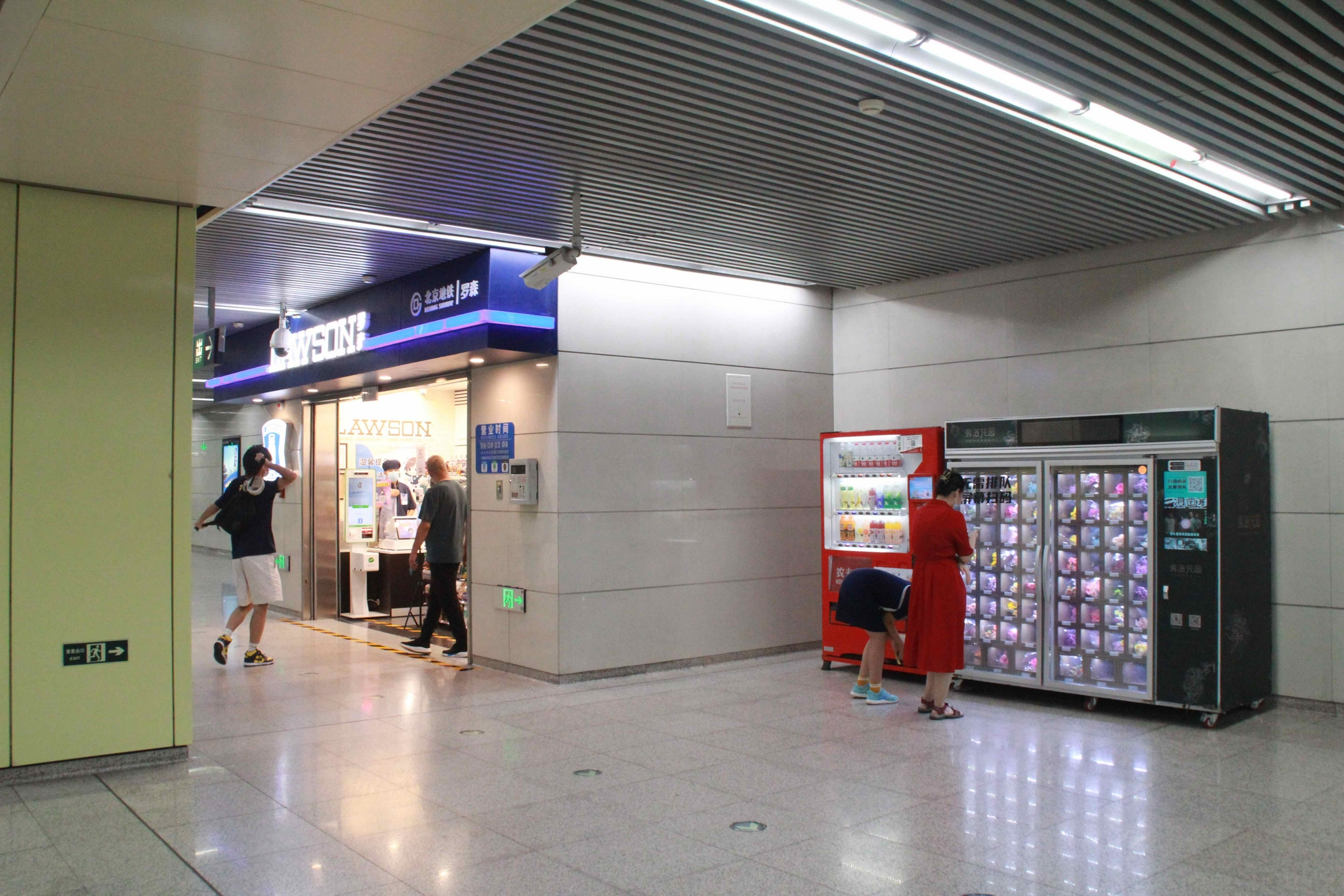 北京地铁三家便利店今起试开业探访站内首家罗森