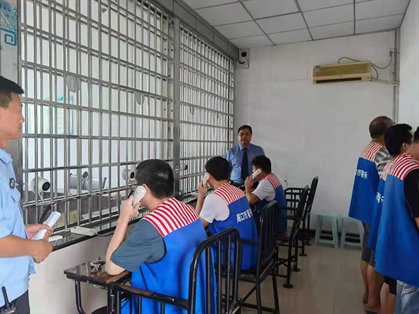 7月23日,周口市川汇区检察院联合周口市看守所临时开通亲情电话,让