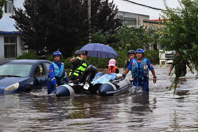 河南暴雨·救援丨新乡养老院成孤岛,救生艇架起生命线