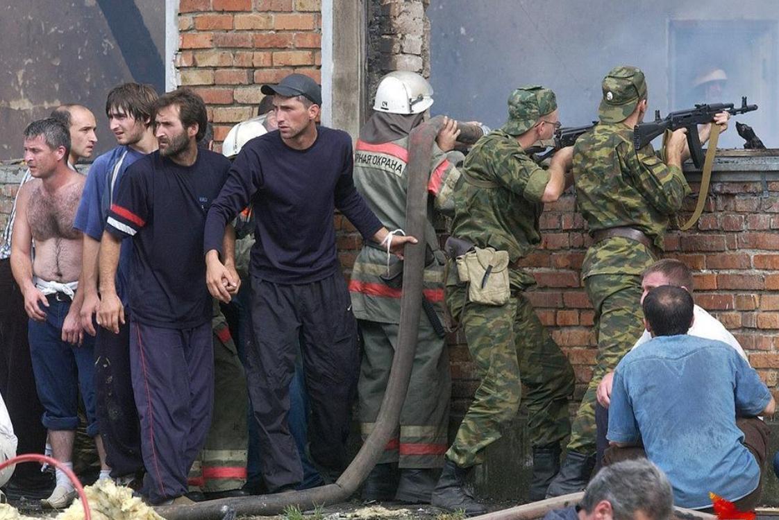 别斯兰绑架事件中,恐怖分子冲进学校,绑架了一千二百名学生