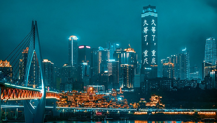 在异乡书写原乡：虹影如何理解旧日重庆与时代激荡中的中国人？