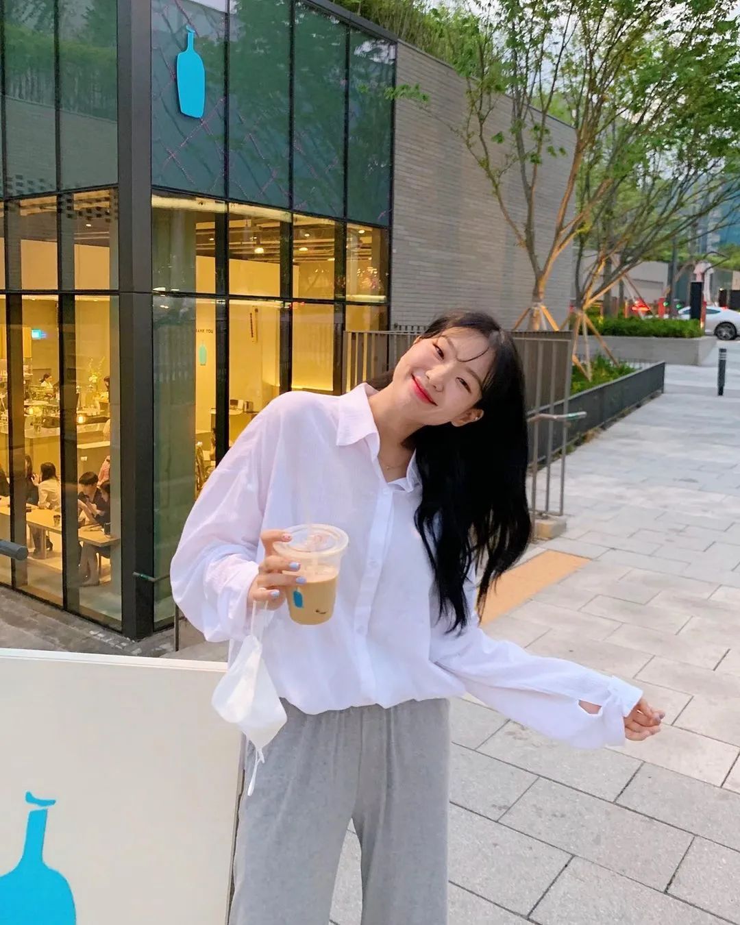 今天就让我们一起来解锁,与饮品合照的拍照姿势,过个美腻的夏天吧