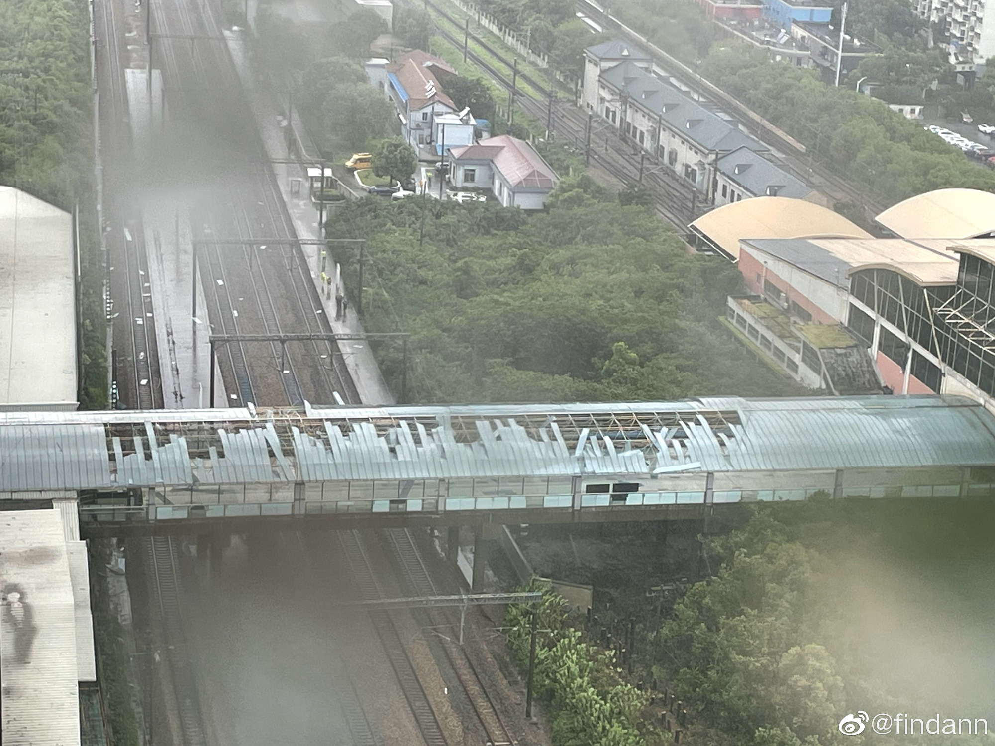 莘庄站天桥棚顶被风吹飞？上海地铁：正组织抢修，无人员受伤