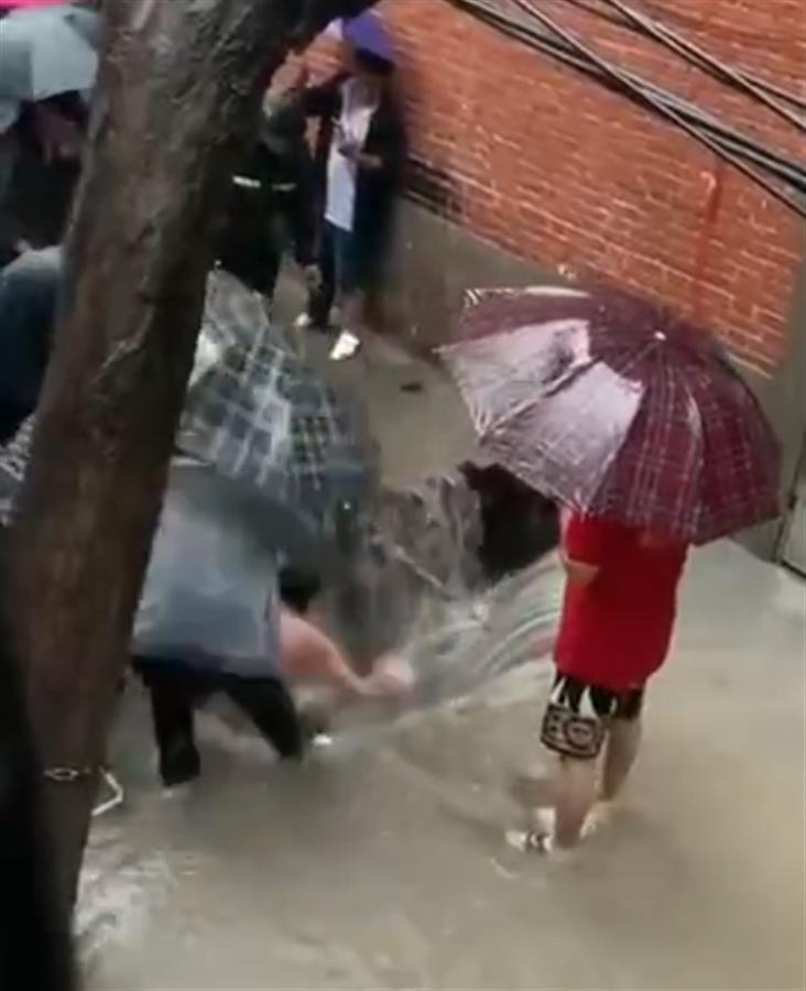 郑州“多名施救者因二次塌陷坠坑”揪心视频后续：均已获救