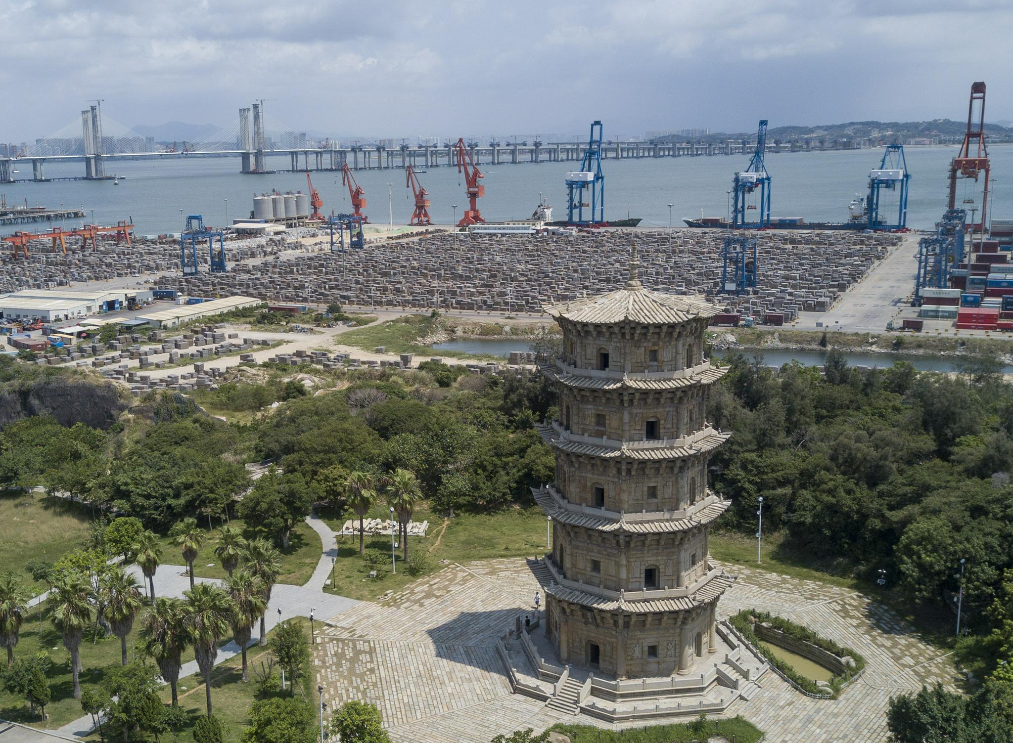这是位于泉州石狮市的六胜塔(7月7日摄,无人机照片).