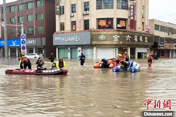 "烟花"登陆致宁波洞桥积水严重 救援持续进行