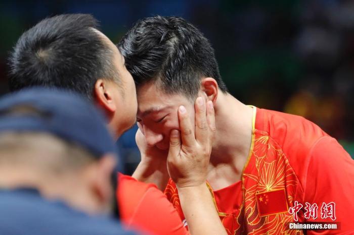 资料图：当地时间8月17日，2016里约奥运男子乒乓球团体赛决赛举行，中国队最终以总比分3：1的成绩战胜日本队获得冠军。中新网记者 盛佳鹏 摄