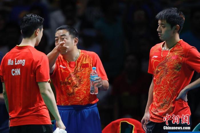 资料图:2016里约奥运男子乒乓球团体赛决赛举行,马龙首战日本队员丹羽孝希。图为刘国梁现场面授机宜。中新网记者 盛佳鹏 摄