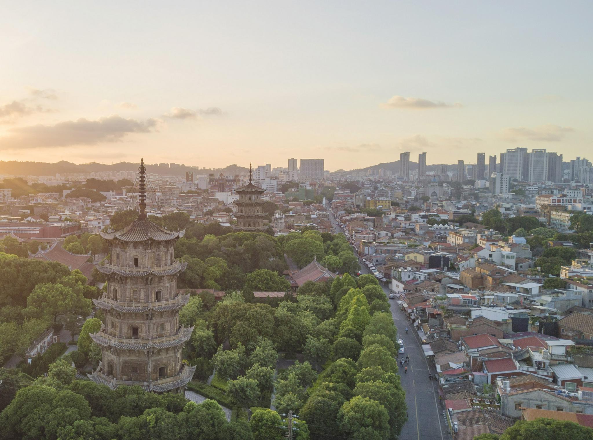 这是泉州德济门遗址及周围城市景观(无人机照片,7月7日摄).