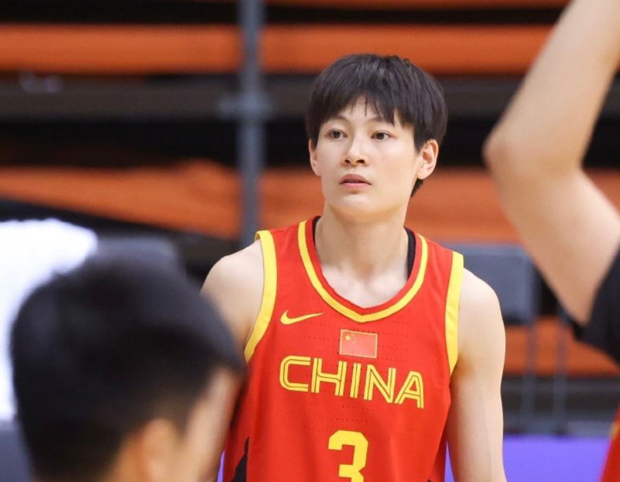 李月汝和黄思静三名国家队成员以交流的名义加盟内蒙古女篮,杨力维