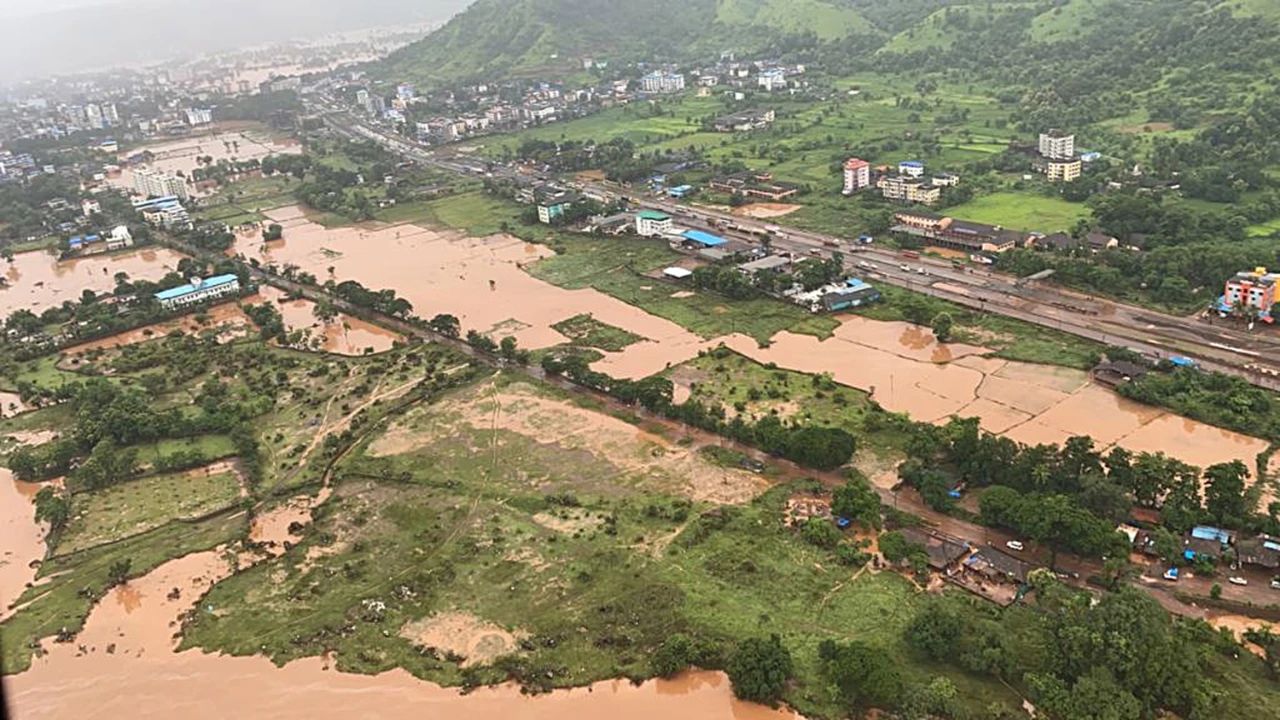 当地时间2021年7月23日，印度马哈拉施特拉邦赖加德县，航拍当地暴雨后洪灾现场。/ICphoto