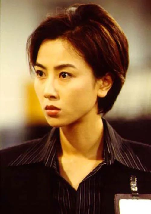 tvb著名短发女神近况曝光,热天穿风衣,身形暴瘦不足100磅