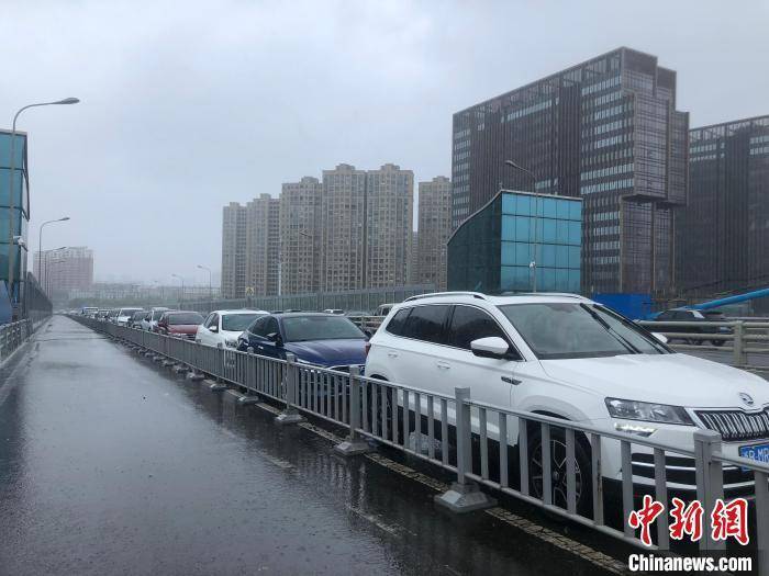 宁波庆丰桥上停靠的车辆. 林波 摄