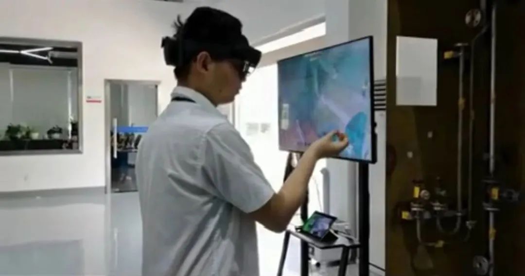 ▲工作人员展示VR虚拟技术在造船、修船过程中的应用。