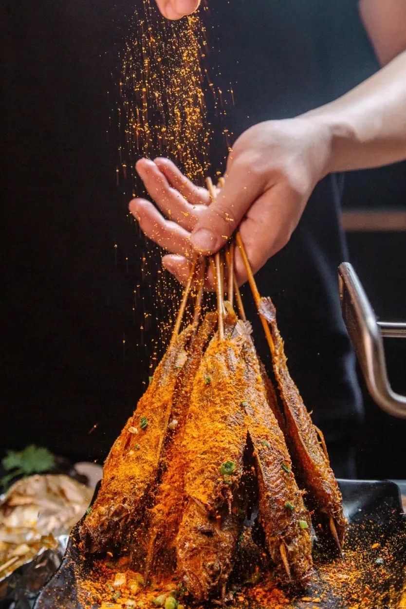 热辣四溢的乐山派烤小黄鱼.图/上海去哪吃