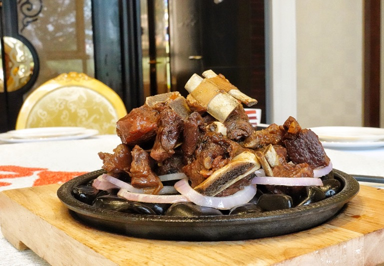 石头烤肉内蒙古的特色美食"肚包羊",用新鲜羊糕肉,包进羊肚里(羊胃).