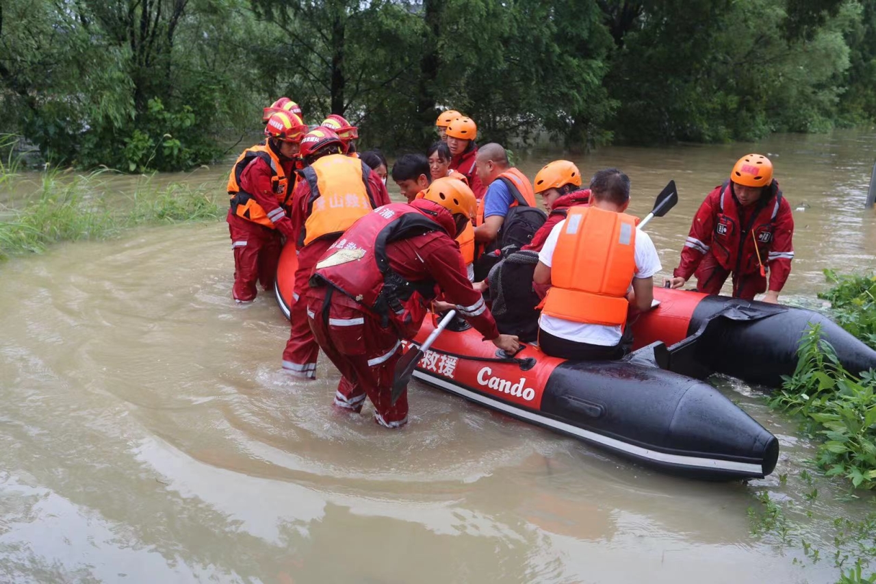 一线直击·萧山丨冲锋舟出动 成功救出6名被困人员