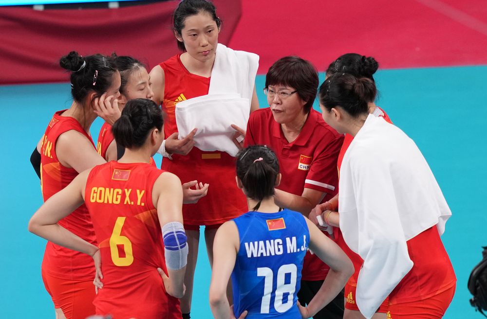 中国女排主教练郎平在比赛间隙指导球员。新华社记者 杨世尧 摄