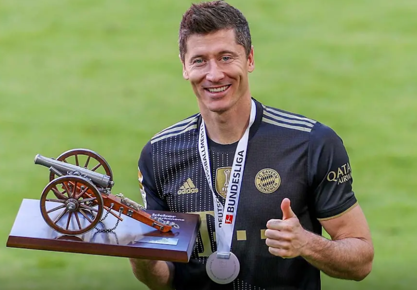 7月25日拜仁官方宣布,队内波兰前锋莱万多夫斯基连续第二年当选碟国