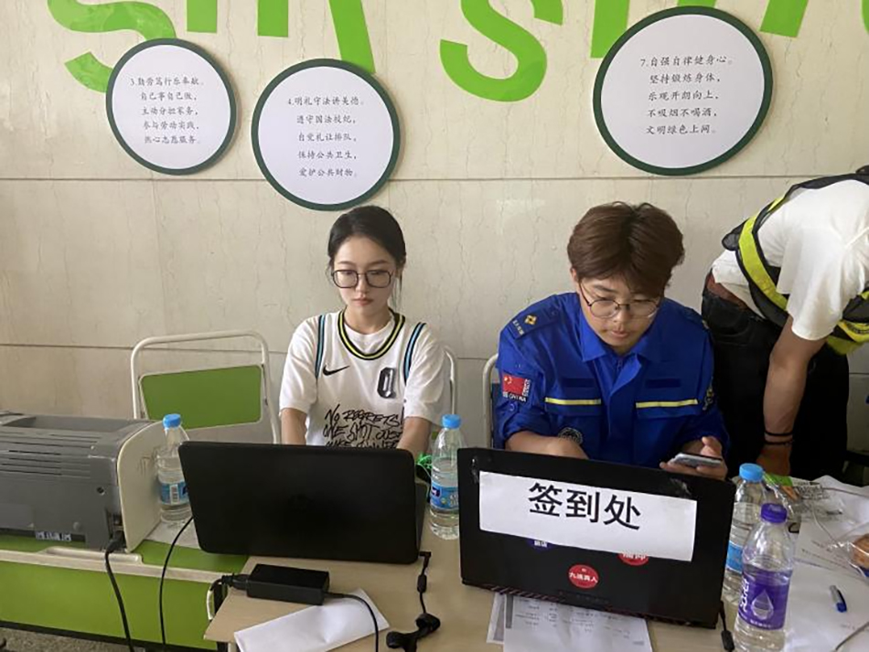 郭欣在登记救援物资信息