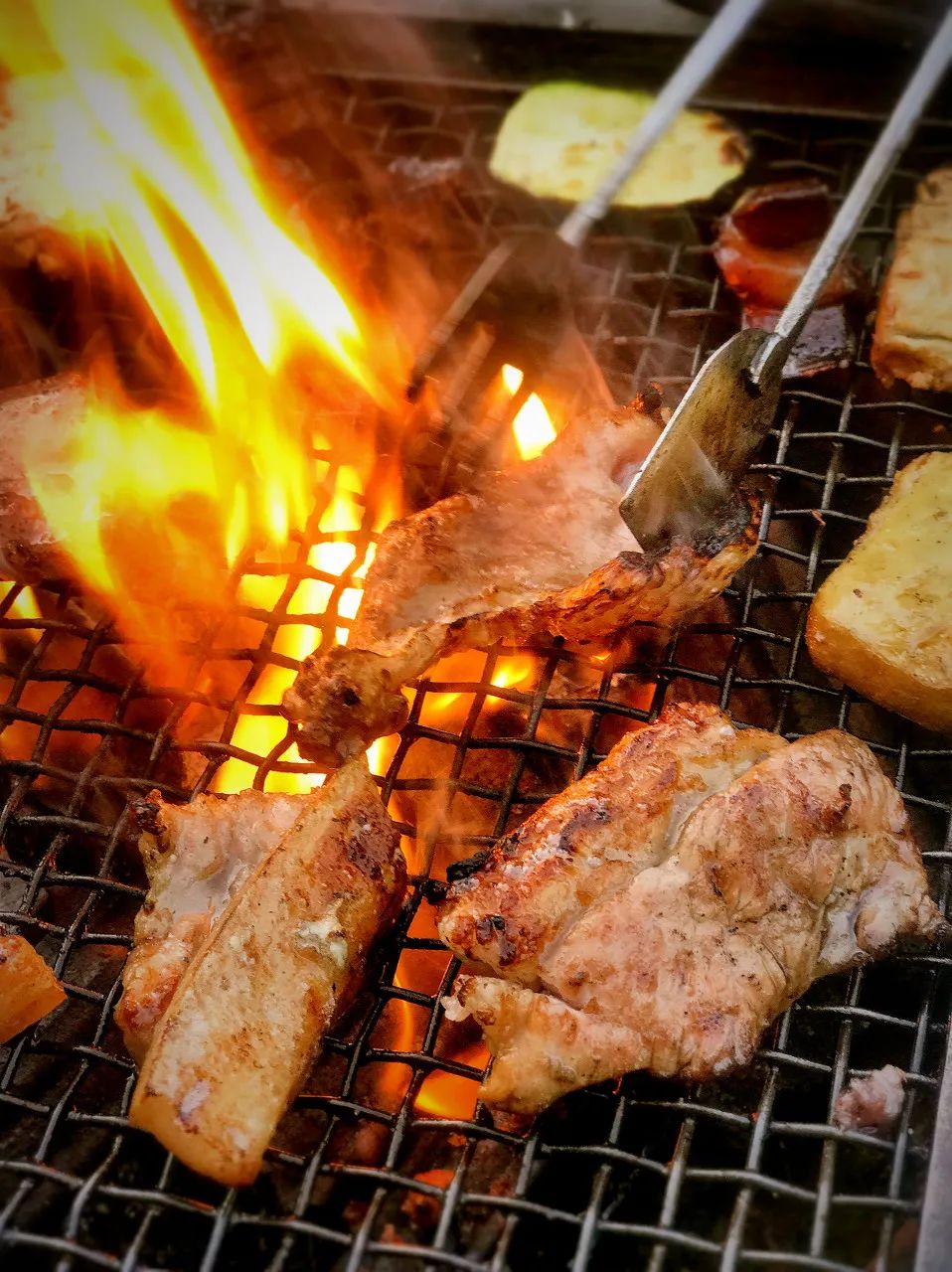 旺火炙烤下的坨坨肉.摄影/馋客,图/图虫·创意