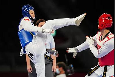 赵帅(左)战胜韩国名将李大勋