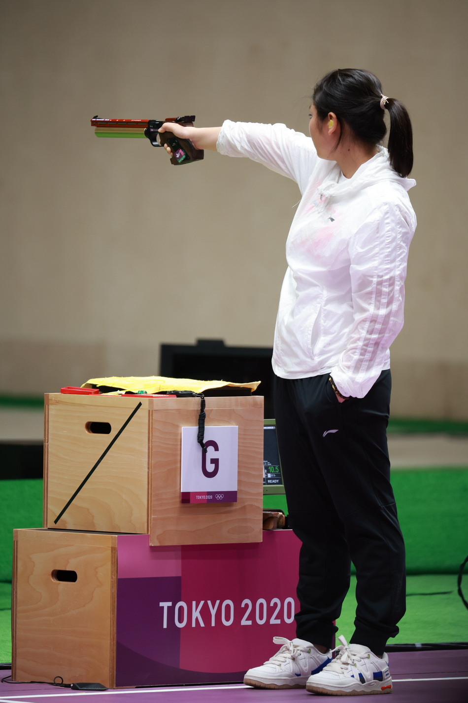 这是姜冉馨的奥运首秀。姜冉馨在女子10米气手枪决赛中，心态很稳。人民视觉图