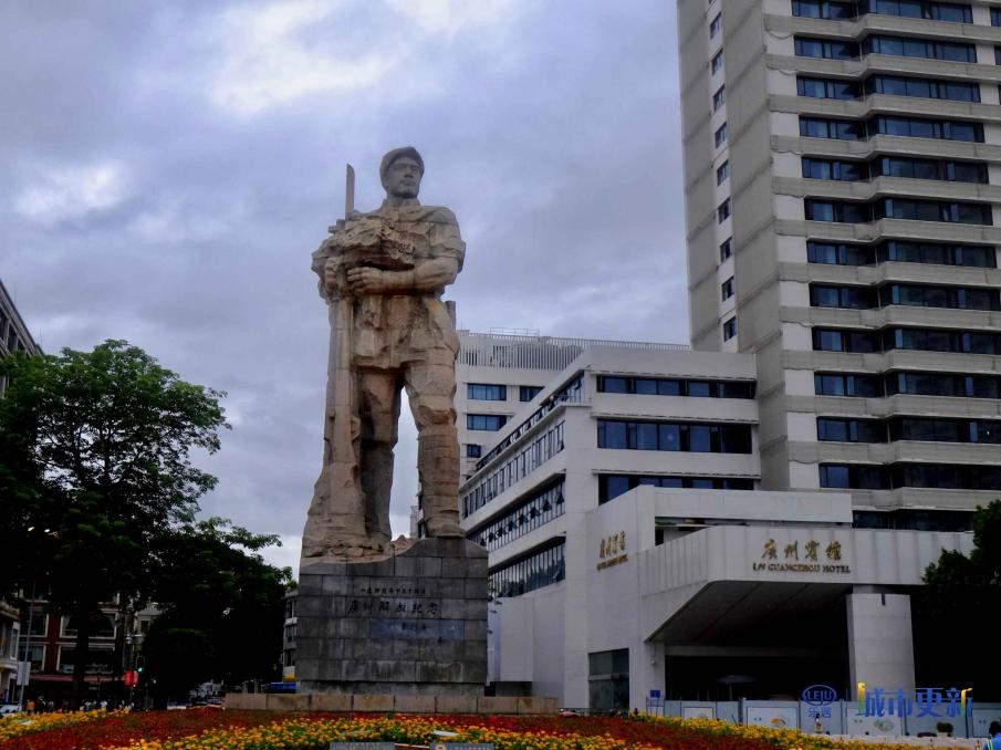 在广场的正中央,矗立着一座广州解放纪念碑.