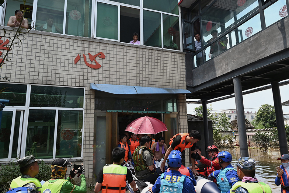 救援人员转移香山颐养院被困的老人。