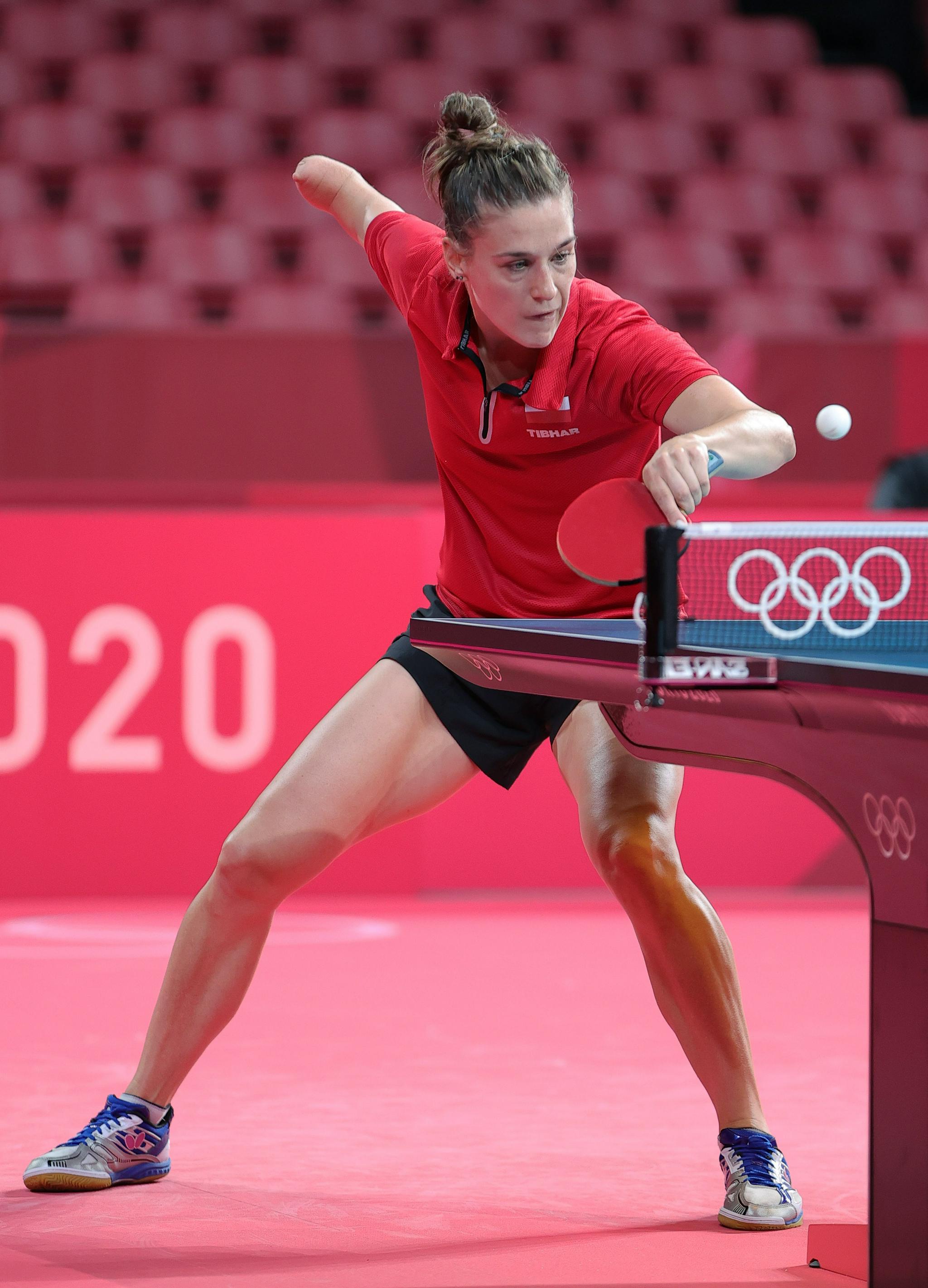 乒乓球赛场上的残疾人运动员