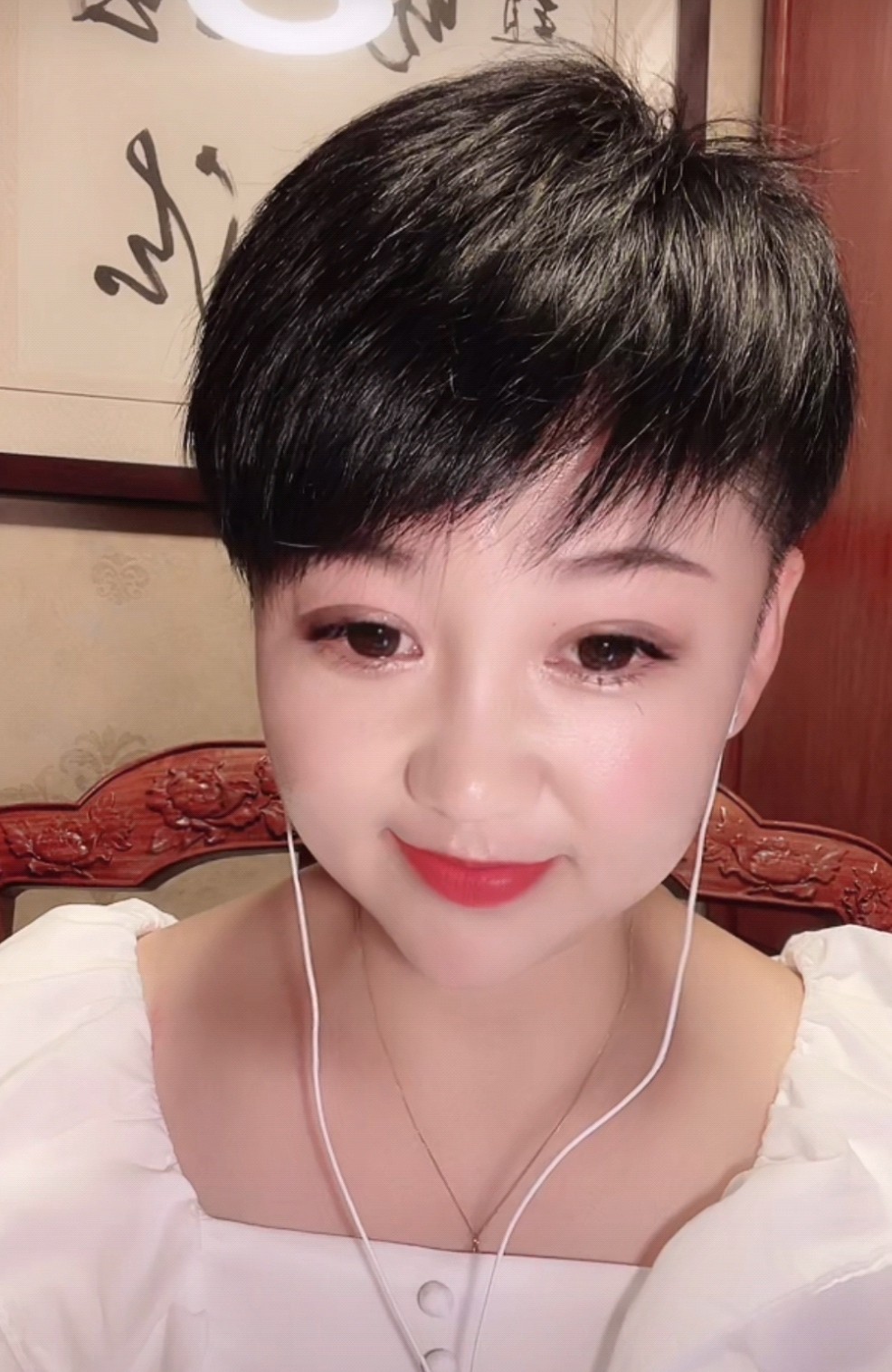 胖丫出狱后状态不佳自言哭红眼睛疑为情所困直播仅有百人观看