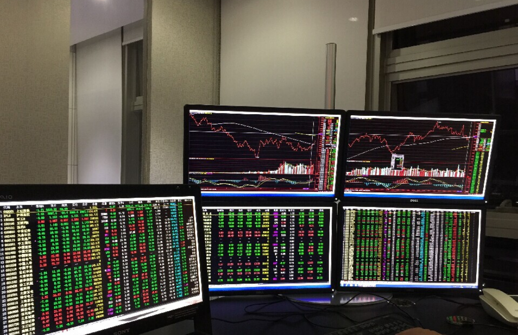 有了前面两次的破产经历,邱宝裕这次比较谨慎了,他开始钻研股市,而不