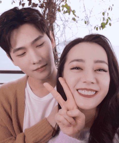 杨洋热巴甜蜜自拍,两人搂肩亲密对视cp感满满,杨洋忍不住害羞