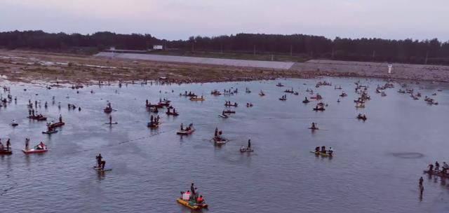 江苏一水库开闸放水后,泄洪口成大型捕鱼现场,警方：非常危险休闲区蓝鸢梦想 - Www.slyday.coM