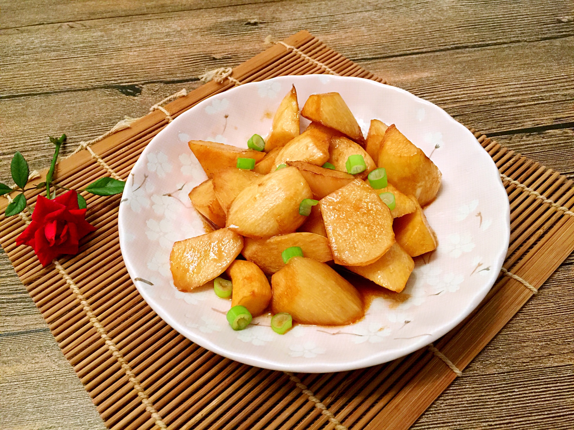 香脆嫩滑的油焖茭白,简单易学,鲜美可口,真的不要错过呦