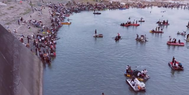 江苏一水库开闸放水后,泄洪口成大型捕鱼现场,警方：非常危险休闲区蓝鸢梦想 - Www.slyday.coM