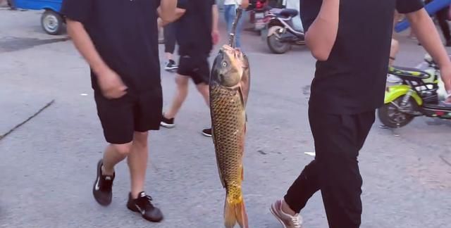 江苏一水库开闸放水后,泄洪口成大型捕鱼现场,警方：非常危险休闲区蓝鸢梦想 - Www.slyday.coM