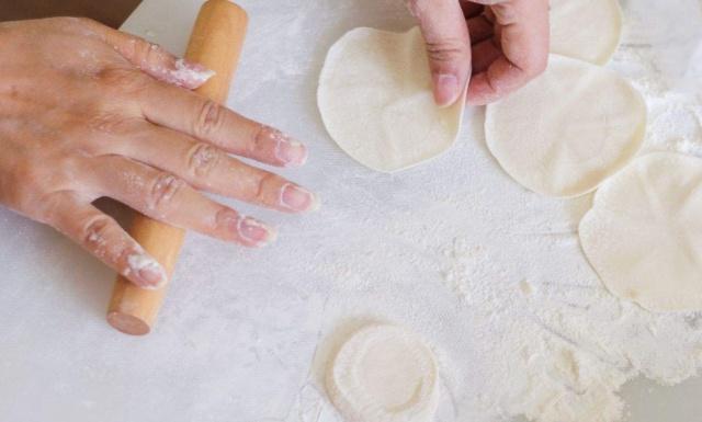 做饺子皮别只知道加水多加这两味饺子皮不容易破劲道好吃