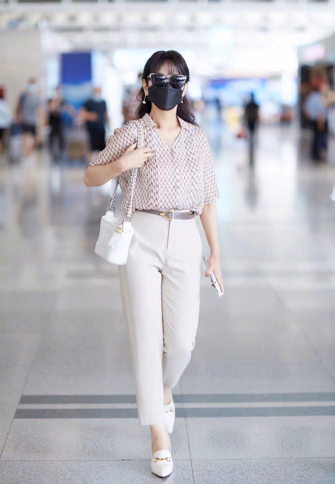 赵雅芝穿衬衫搭配白色休闲裤,是真减龄,没看出来其真实年纪