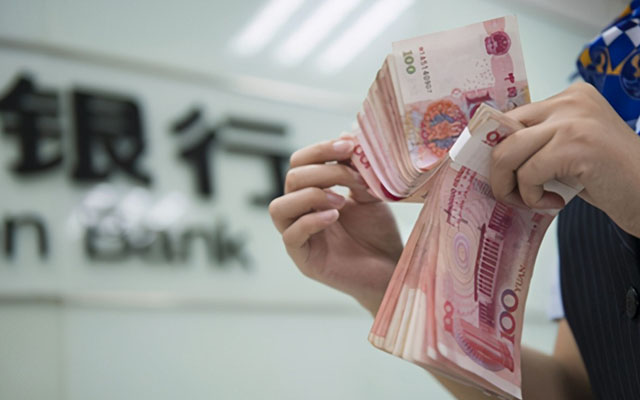 年轻人"存钱观念"改变?纷纷跑去银行弄存折,其中有何原因?__财经头条