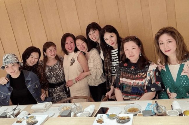 伏明霞与大6岁郑秀文同框素颜眼角皱纹藏不住身材圆润显富态